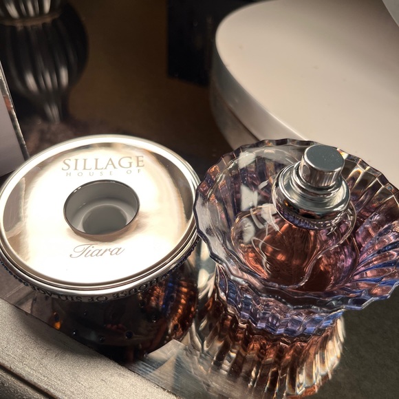 📍SOLD📍Tiara by House of Sillage. Full with box - Picture 3 of 4